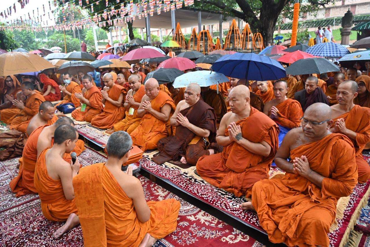 महाबोधि मंदिर में विभिन्न देशों के भिक्षुओं को दान किया गया चीवर