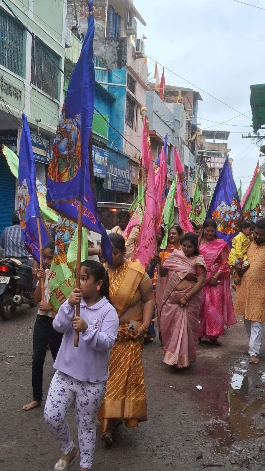 एक सौ एक निशान श्याम बाबा को किया गया अर्पित