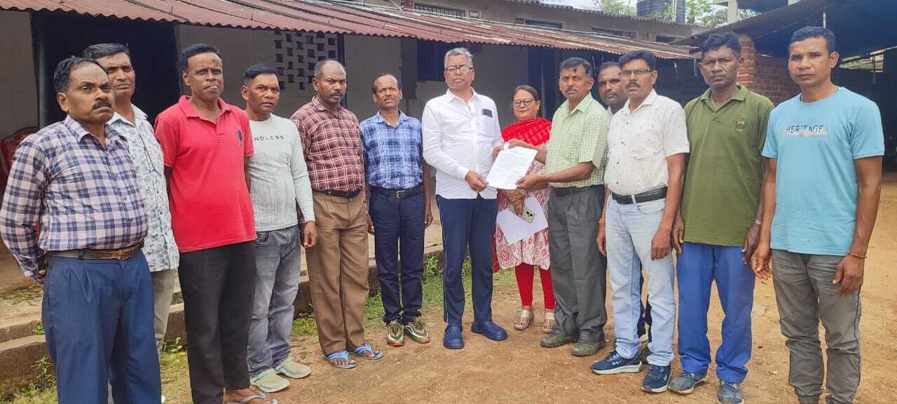 ओके ::: आइओसीएल से हटाये गये 11 सिक्योरिटी गार्ड, सांसद को सौंपा ज्ञापन