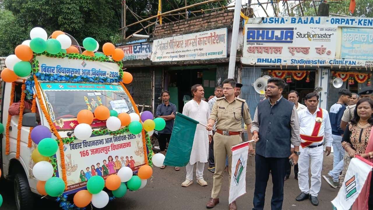 मतदाताओं को जागरूक करने निकला मतदाता जागरूकता रथ