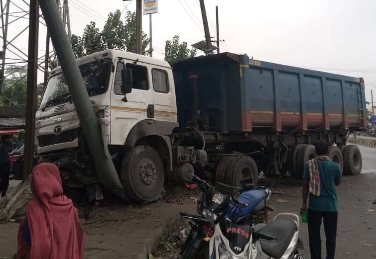 बिजली पोल से टकराया हाइवा ट्रक