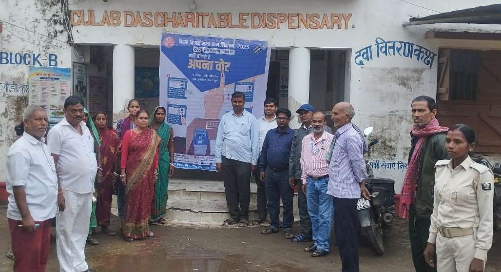 स्वास्थ्यकर्मियों ने मतदाताओं को किया जागरूक