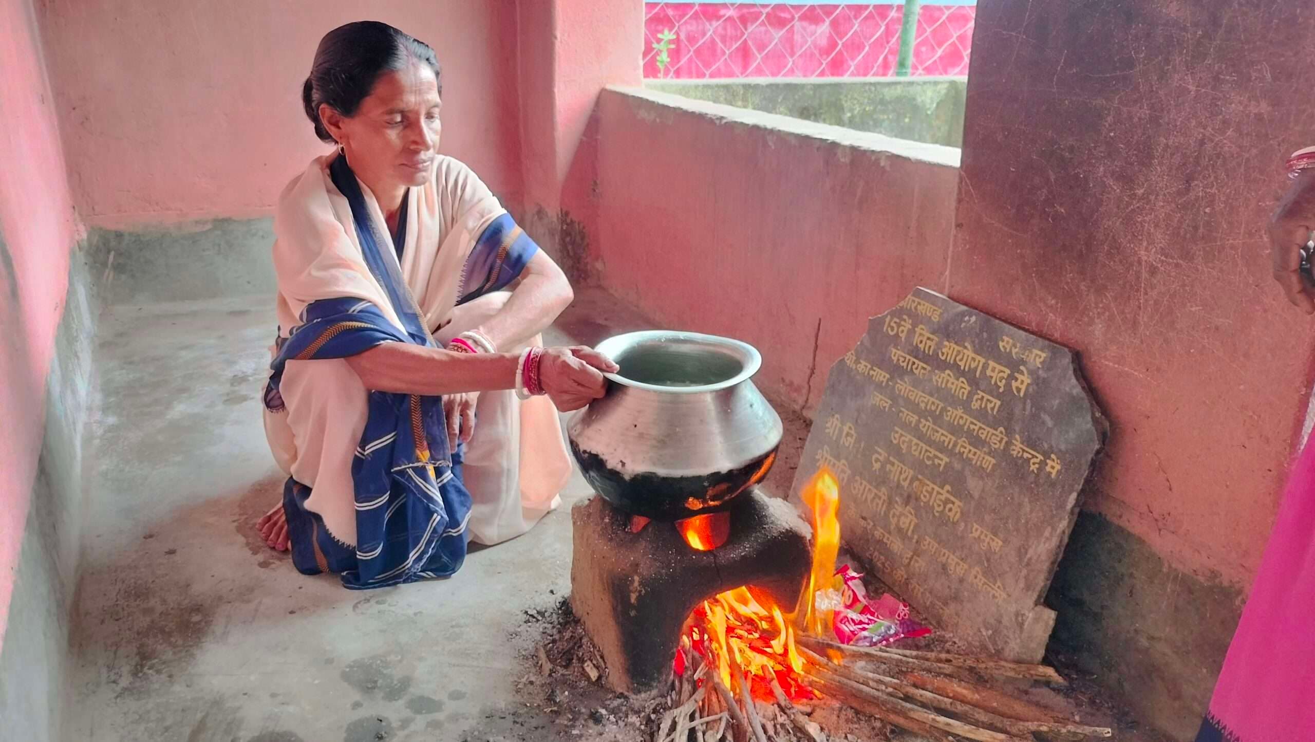 गैस नहीं, 102 केंद्रों में लकड़ियों से बनता है पोषाहार