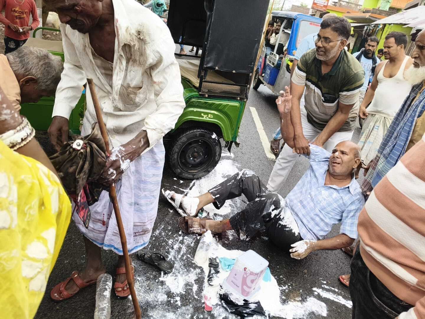 सड़क दुर्घटना में बच्ची समेत तीन घायल