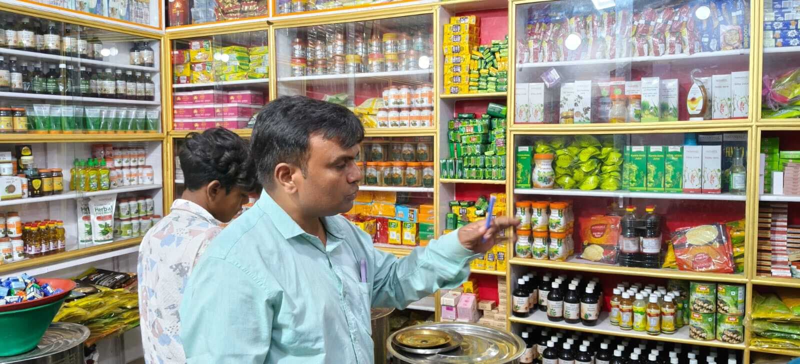 दुकानों में स्वच्छता, खाद्य की गुणवत्ता व लाइसेंस की हुई जांच