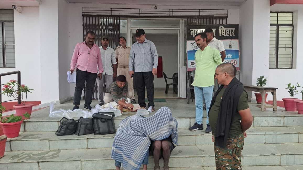 अलग-अलग जगहों से 125 लीटर शराब के साथ नाबालिग समेत दो तस्कर गिरफ्तार