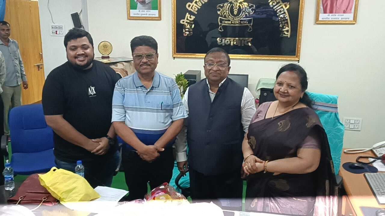 Dhanbad News: एसएनएमएमसीएच के अधीक्षक डॉ डीके गिंदौरिया ने संभाला डीन का पदभार