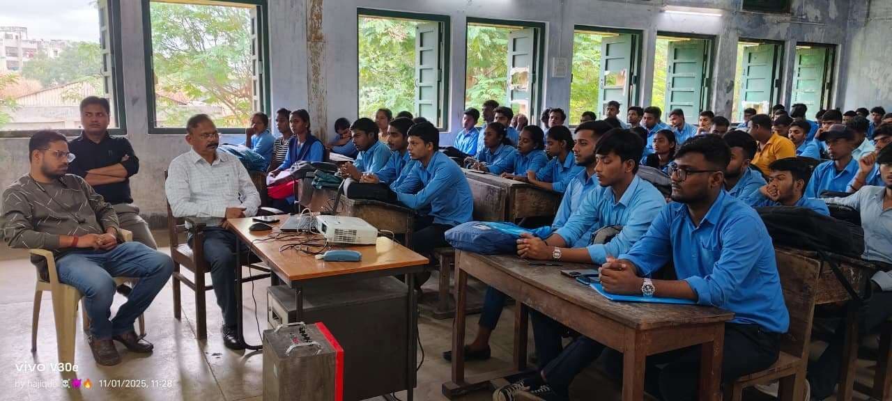 Dhanbad News: आइटीआइ धनबाद में करियर मार्गदर्शन पर प्रशिक्षण आयोजित