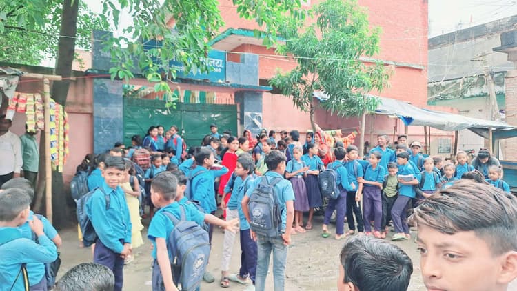 विलंब से स्कूल का गेट खुलने से अभिभावक भड़के