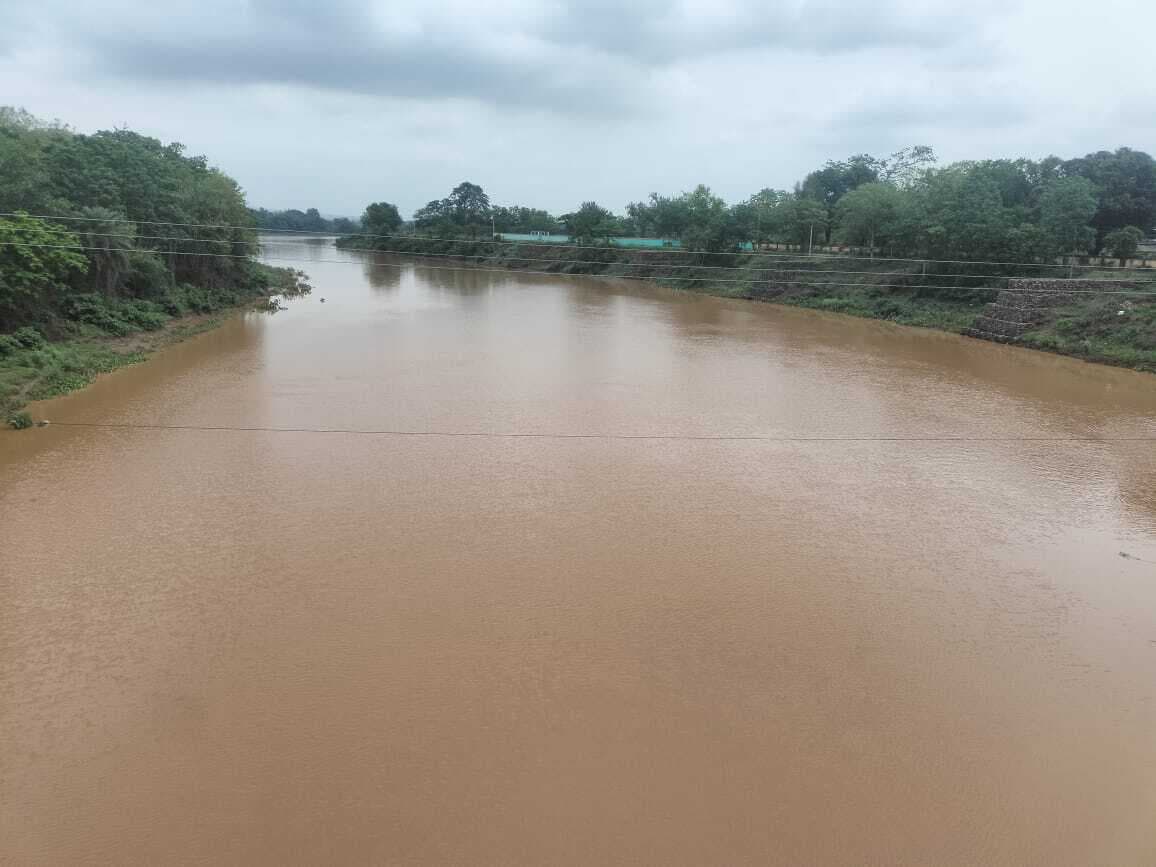 गुमानी नदी उफान पर, बराज के चार फाटक बंद