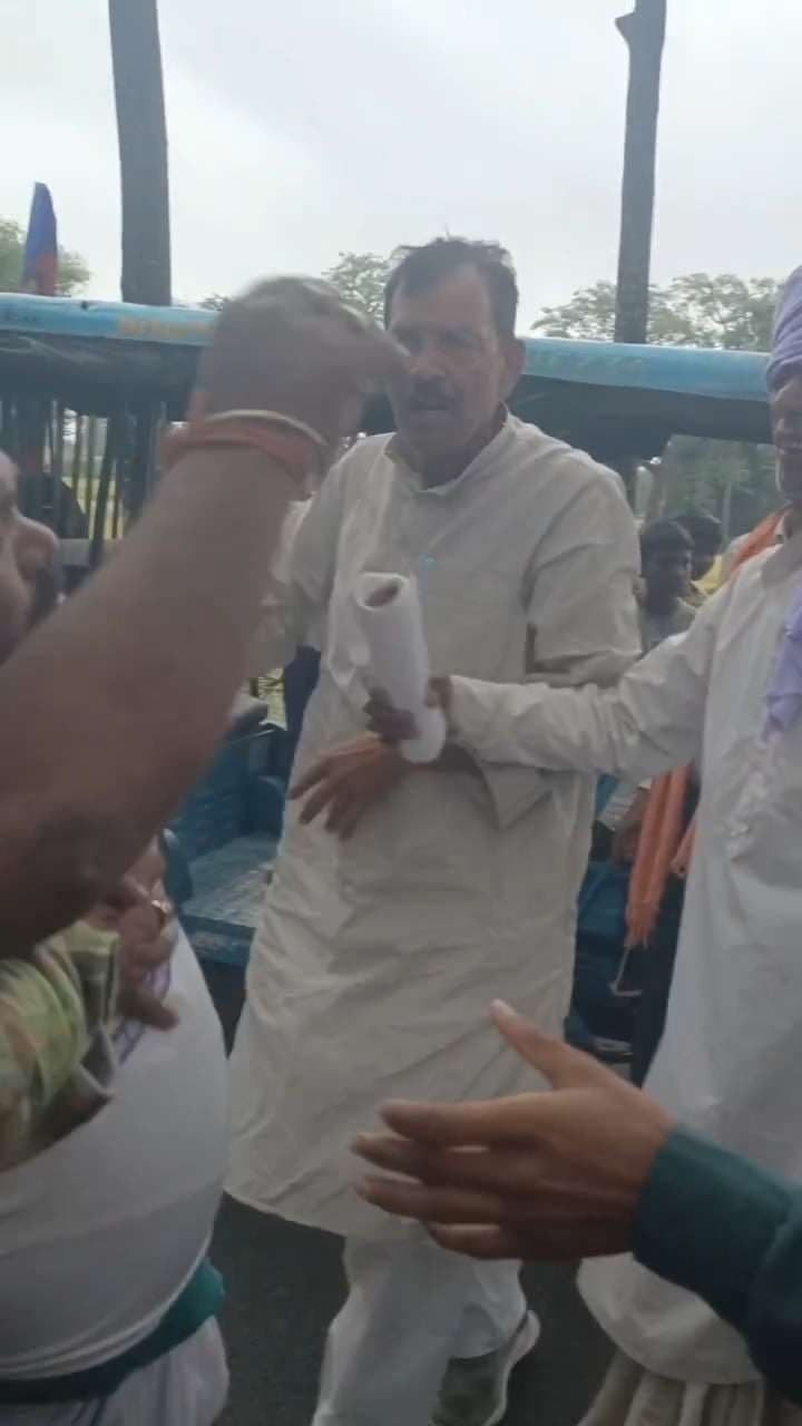 चुनाव प्रचार के दौरान दो प्रत्याशी के समर्थकों में नोकझोंक