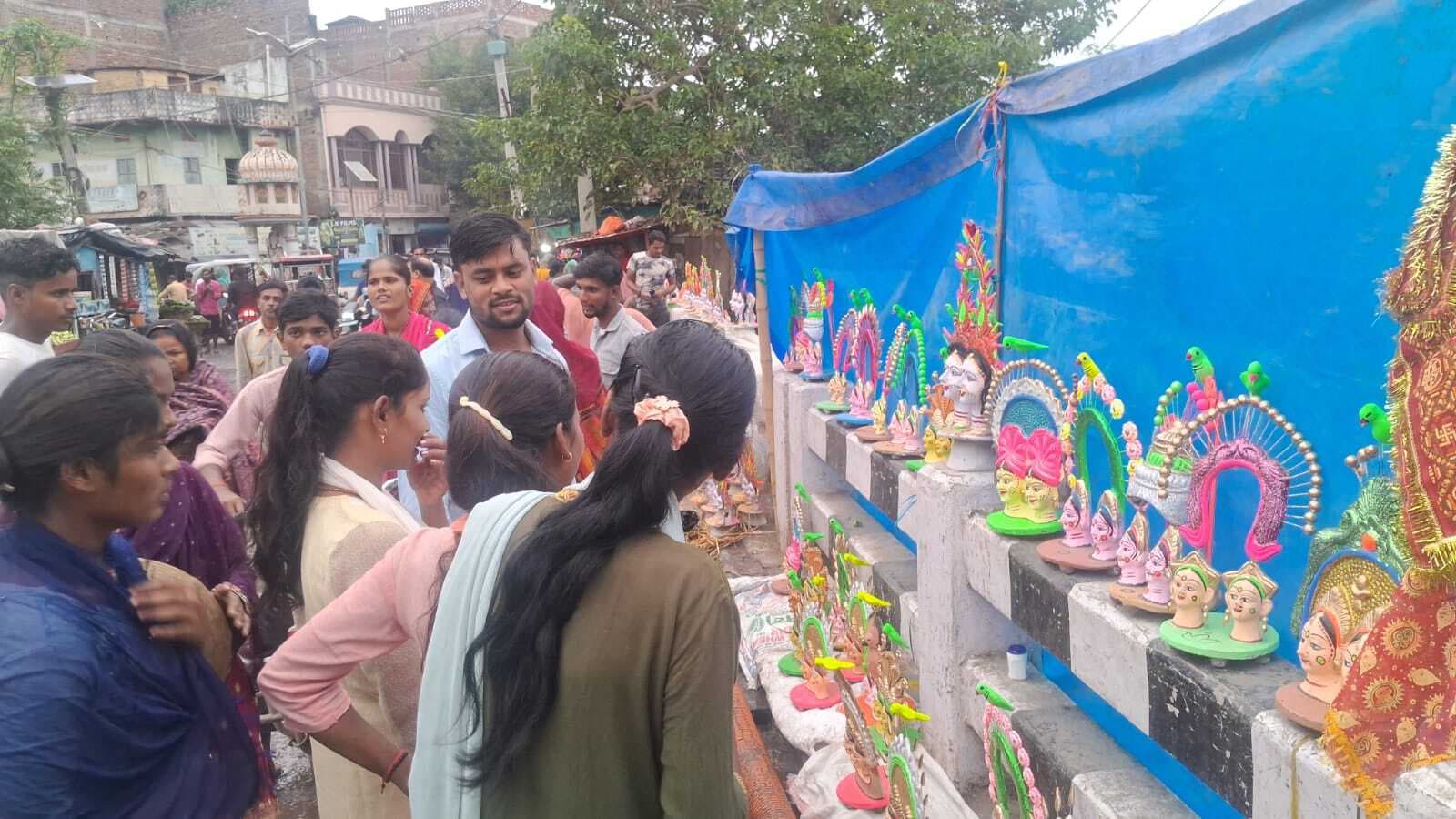 Samastipur News:सामा चकेवा खरीदने पहुंची लड़कियां