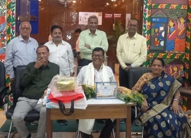 सेवानिवृत्ति पर बैंक अधिकारी को दी विदाई