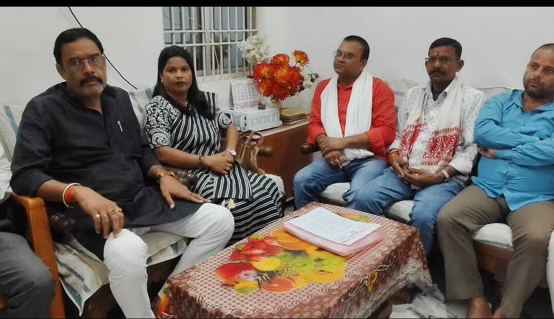 hajipur election news. त्रिस्तरीय एवं ग्राम कचहरी प्रतिनिधि तथा कर्मी संघ ने तेजस्वी को दिया समर्थन