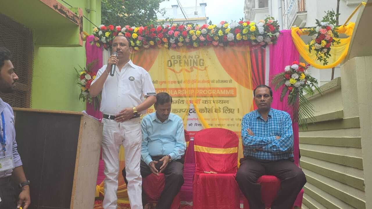 समाजसेवी लुत्फल हक के सहयोग से कंप्यूटर ट्रेनिंग शुरू