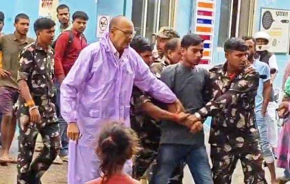 लिफ्ट में चढ़ने से मना करने पर ट्रेनी ड्रेसर व सुरक्षाकर्मी में विवाद, गार्ड को मारा चाकू