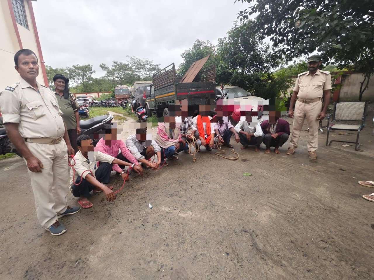 190 लीटर देसी शराब जब्त व नौ शराबी गिरफ्तार