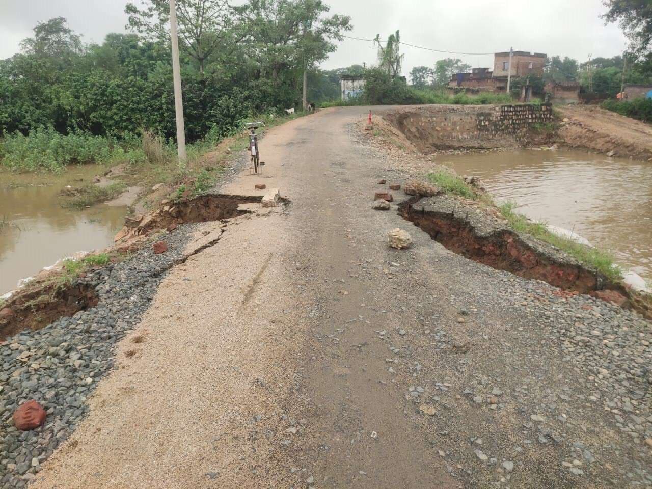 लगातार बारिश होने से लोहागढ़ नदी उफान पर, डायवर्सन क्षतिग्रस्त