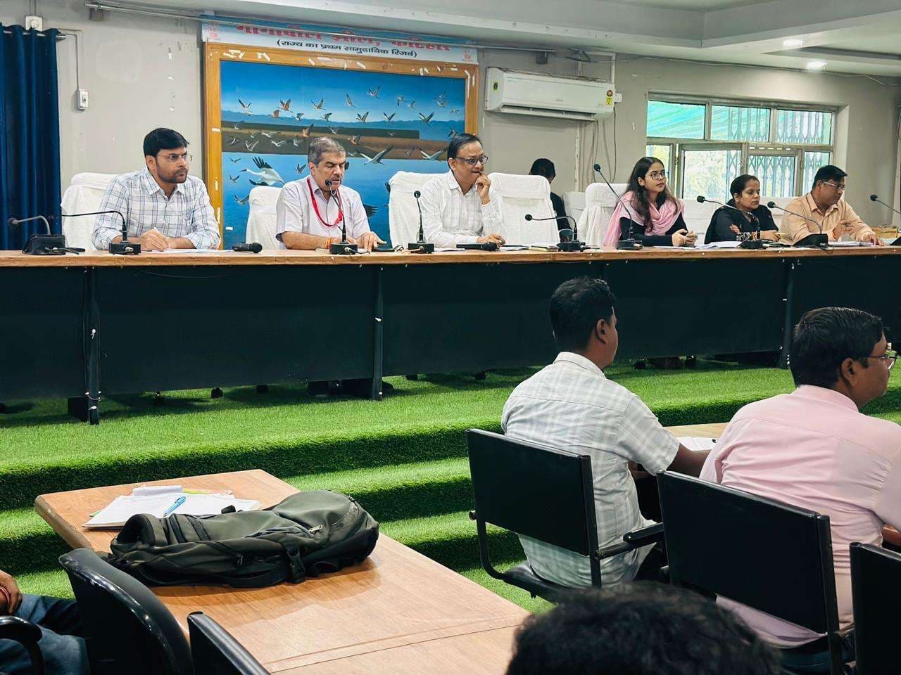 विधानसभा चुनाव 2025: प्राणपुर के सेक्टर पदाधिकारी को प्रेक्षक ने दिया चुनावी संबंधी टिप्स