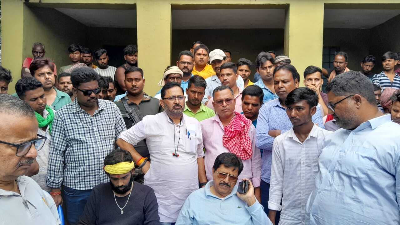 Deoghar news : जलावन का कोयला नहीं मिलने से आक्रोशित कैजुअल मजदूरों ने कोयले की ढुलाई किया ठप