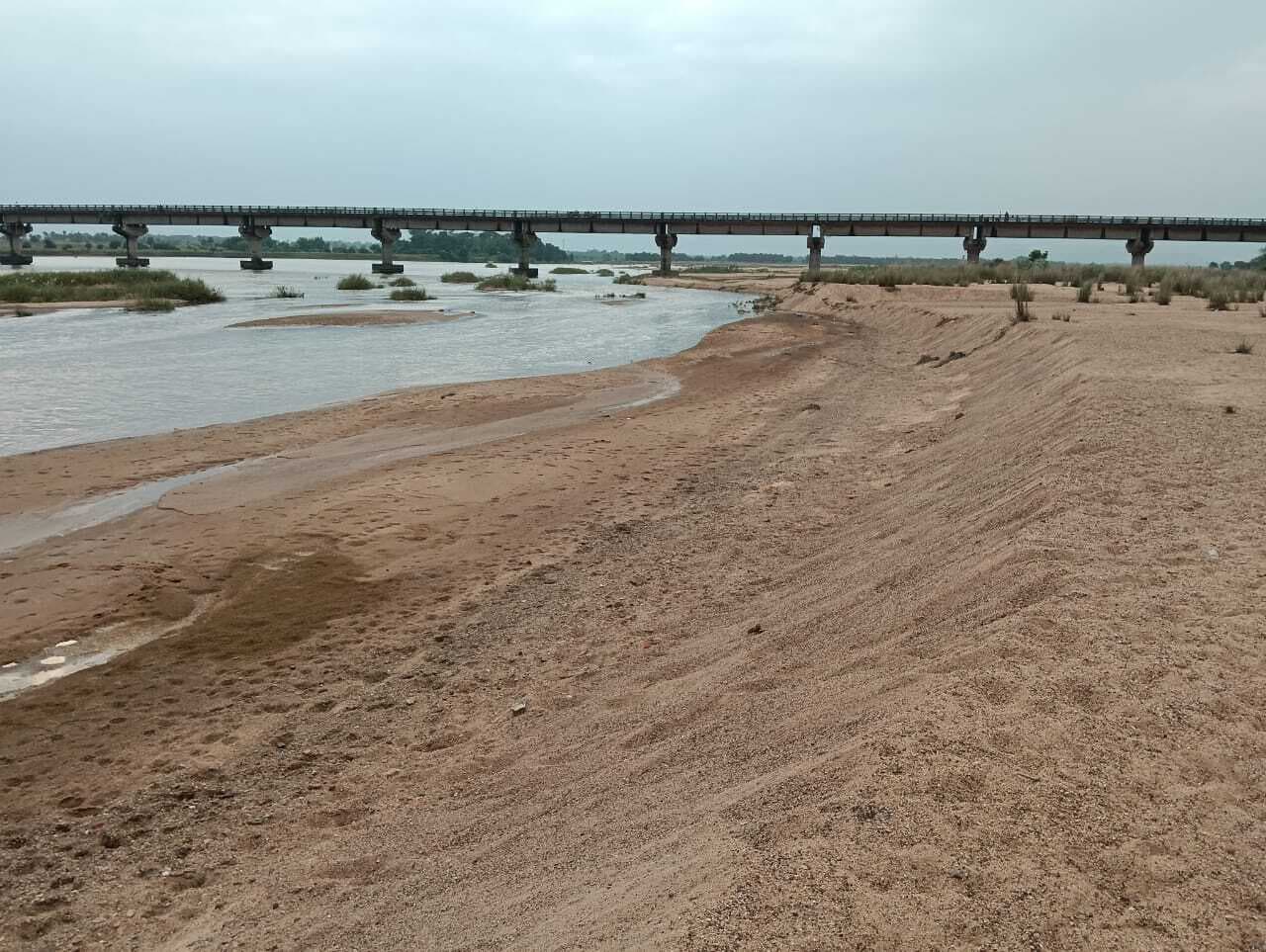 पोकलेन से हो रहा बालू उठाव, आमजोड़ा पुल पर खतरा