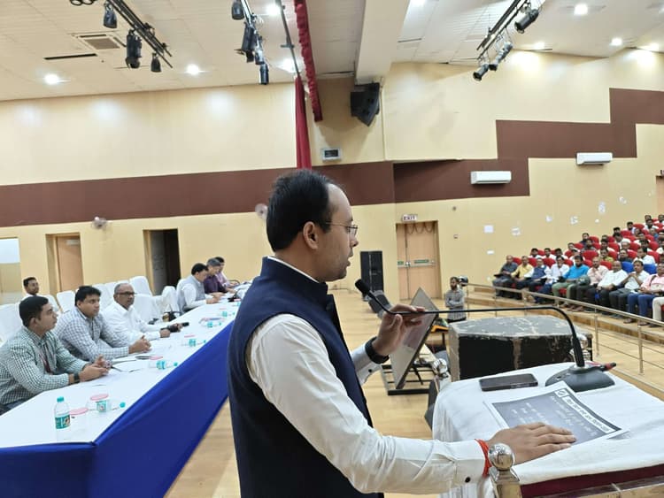 बूथ पर वोटर ले जा सकेंगे मोबाइल फोन, टोकन सिस्टम से करना होगा जमा : प्रेक्षक