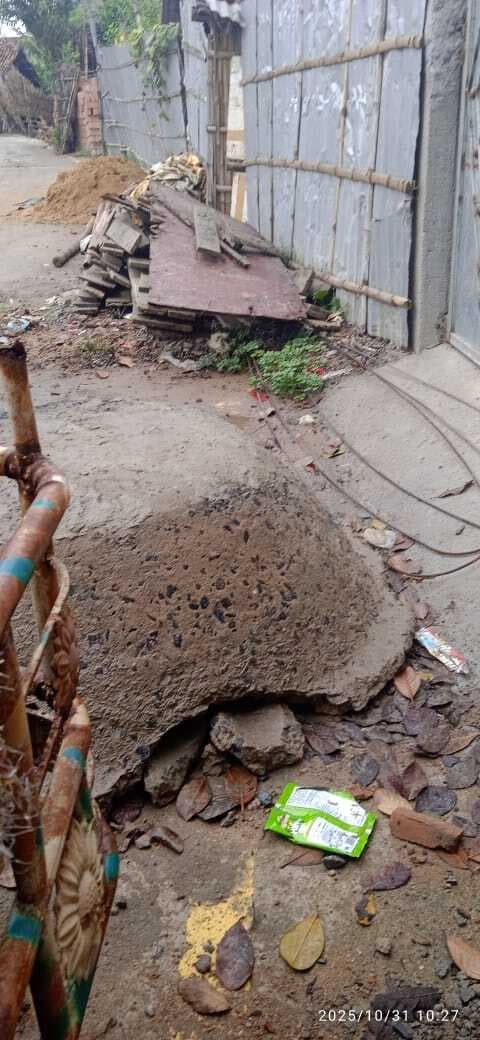 दबंगों ने बुजुर्ग दंपत्ति के घर का रास्ता किया बंद