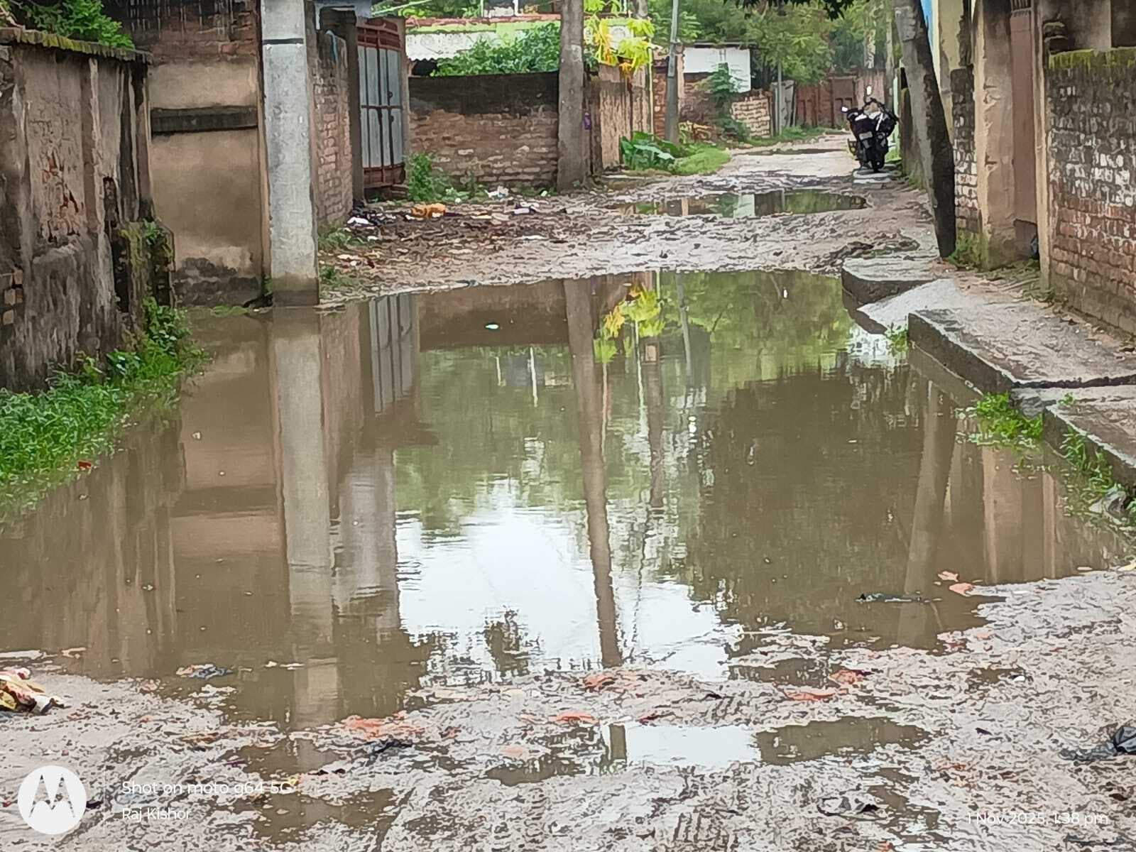 बारिश से कई मुहल्लों की सड़क पर जलजमाव, घरों से निकलना मुश्किल