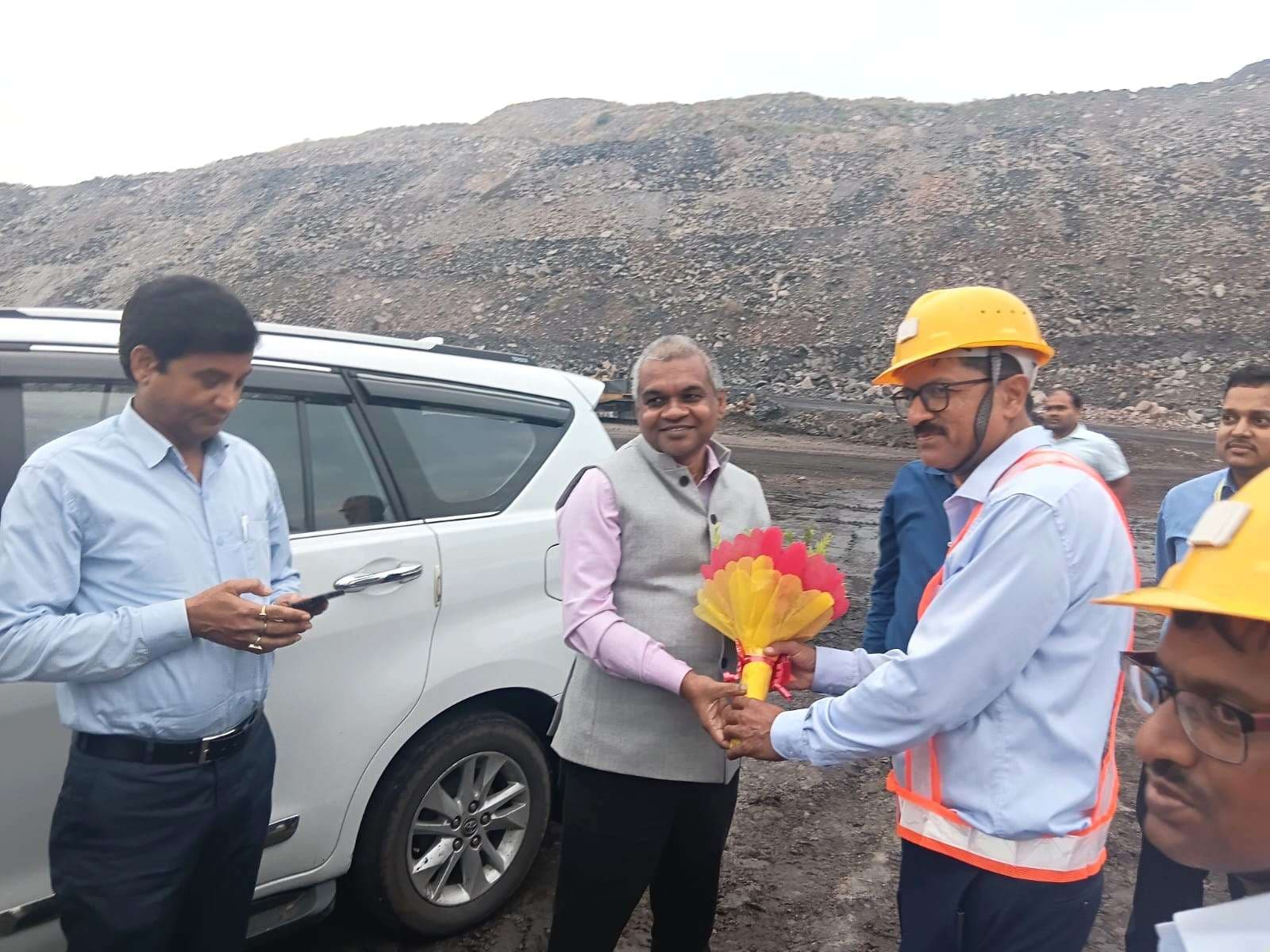 Dhanbad News : कोयला मंत्रालय के अवर सचिव ने अंबे माइनिंग का किया निरीक्षण