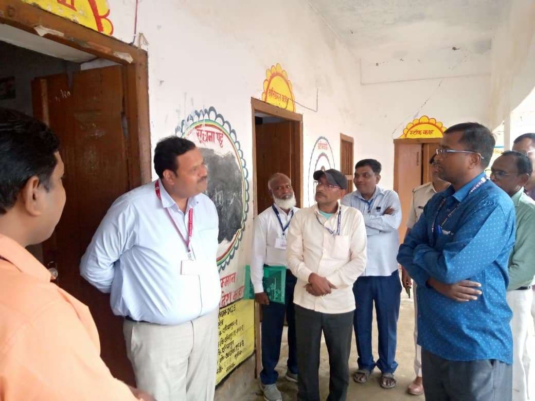 चुनाव प्रेक्षक व प्रमंडलीय आयुक्त ने मतदान सामग्री डिस्पैच सेंटर व बूथों का किया भौतिक सत्यापन