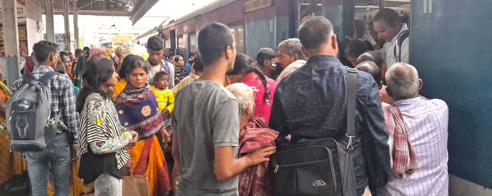 डाउन अमृत भारत एक्सप्रेस व विक्रमशिला पांच घंटे  लेट, विलंब परिचालन से यात्रियों की बढ़ी मुसीबतें