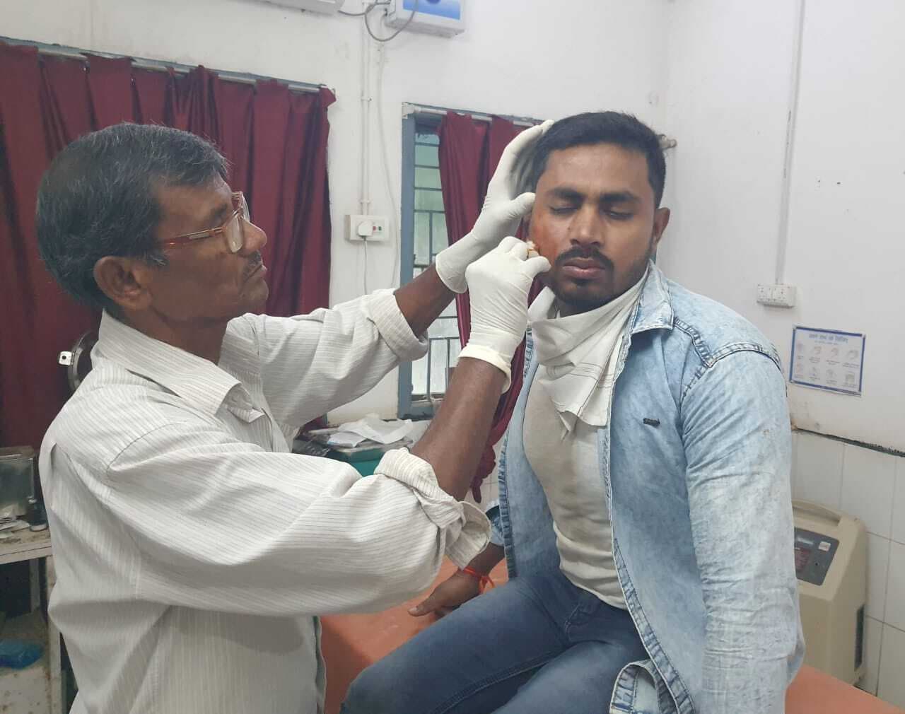 सड़क दुर्घटना में दो लोग घायल