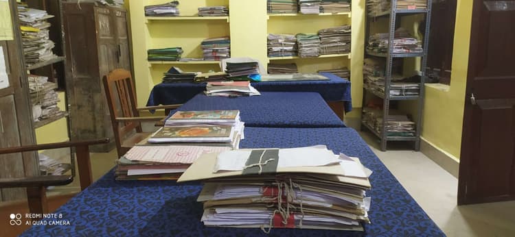 निगरानी टीम की छापेमारी के बाद दूसरे दिन अंचल कार्यालय में छाया रहा सन्नाटा