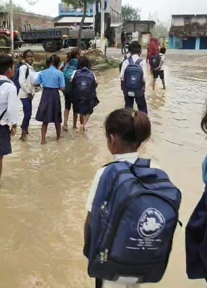 हल्की बारिश में स्कूल का रास्ता बना तालाब, जलजमाव से बच्चों की बढ़ी परेशानी
