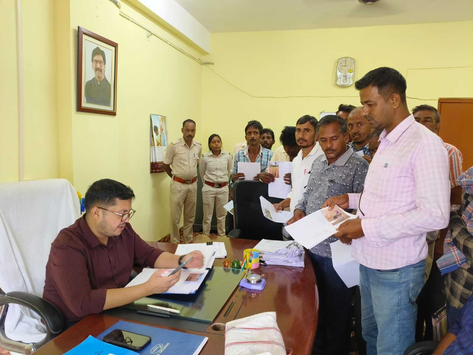 किसानों ने फसल बीमा भुगतान को लेकर बीडीओ को सौंपा ज्ञापन