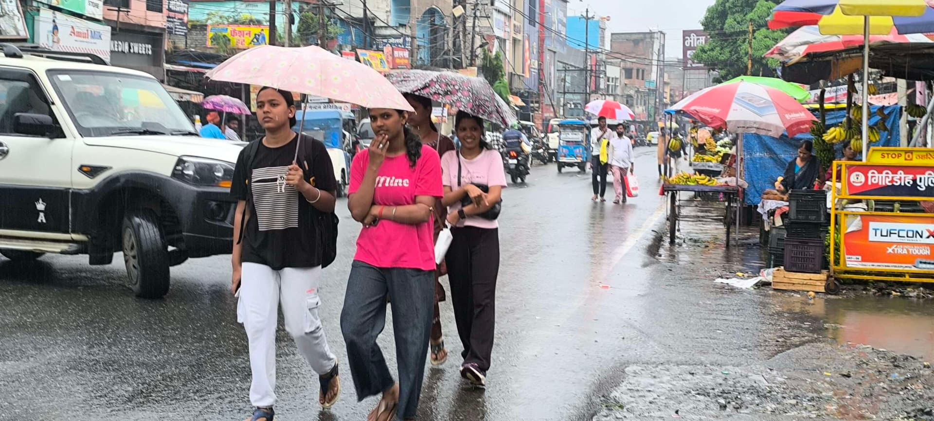 Giridih News:आसमान में छाये रहे काले बादल, दिन भर रुक-रुक कर होती रही बारिश