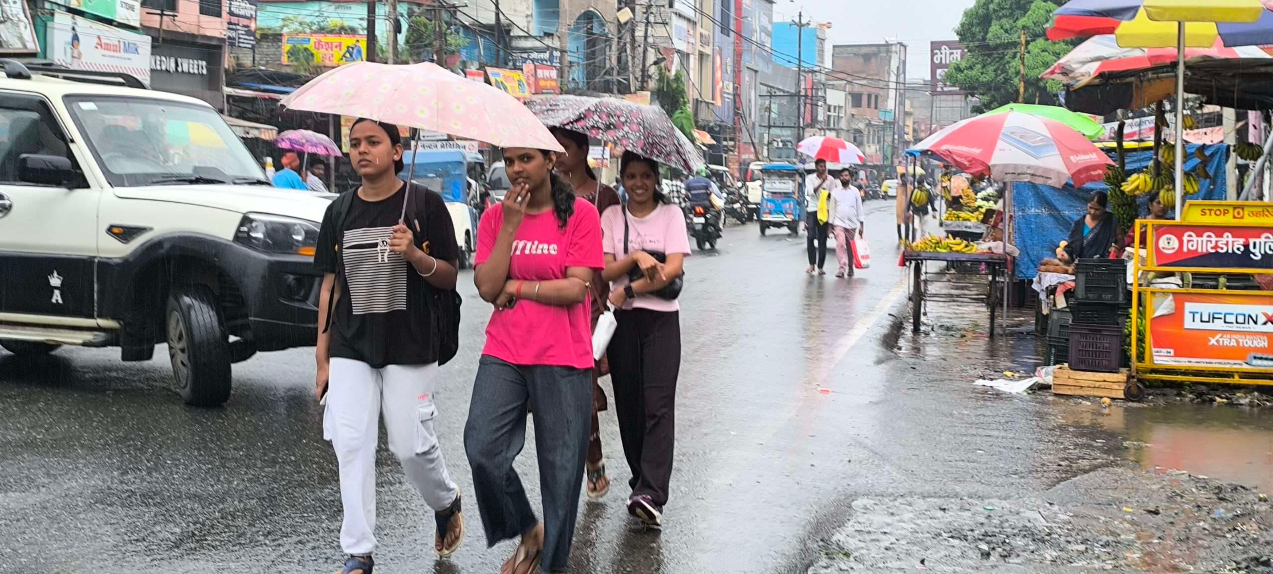 Giridih News:आसमान में छाये रहे काले बादल, दिन भर रुक-रुक कर होती रही बारिश