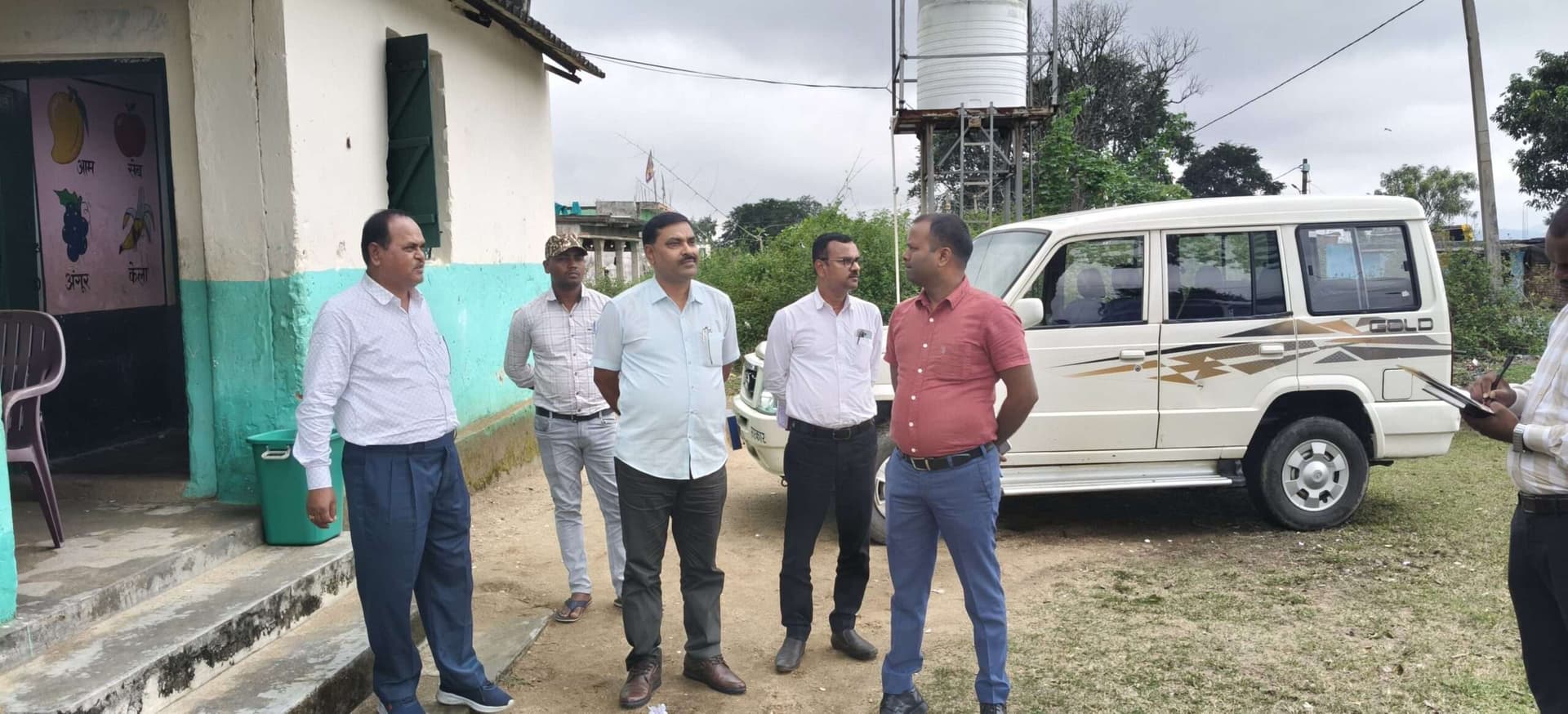 Giridih News :चहारदीवारी निर्माण को ले अधिकारियों ने किया विद्यालय का निरीक्षण