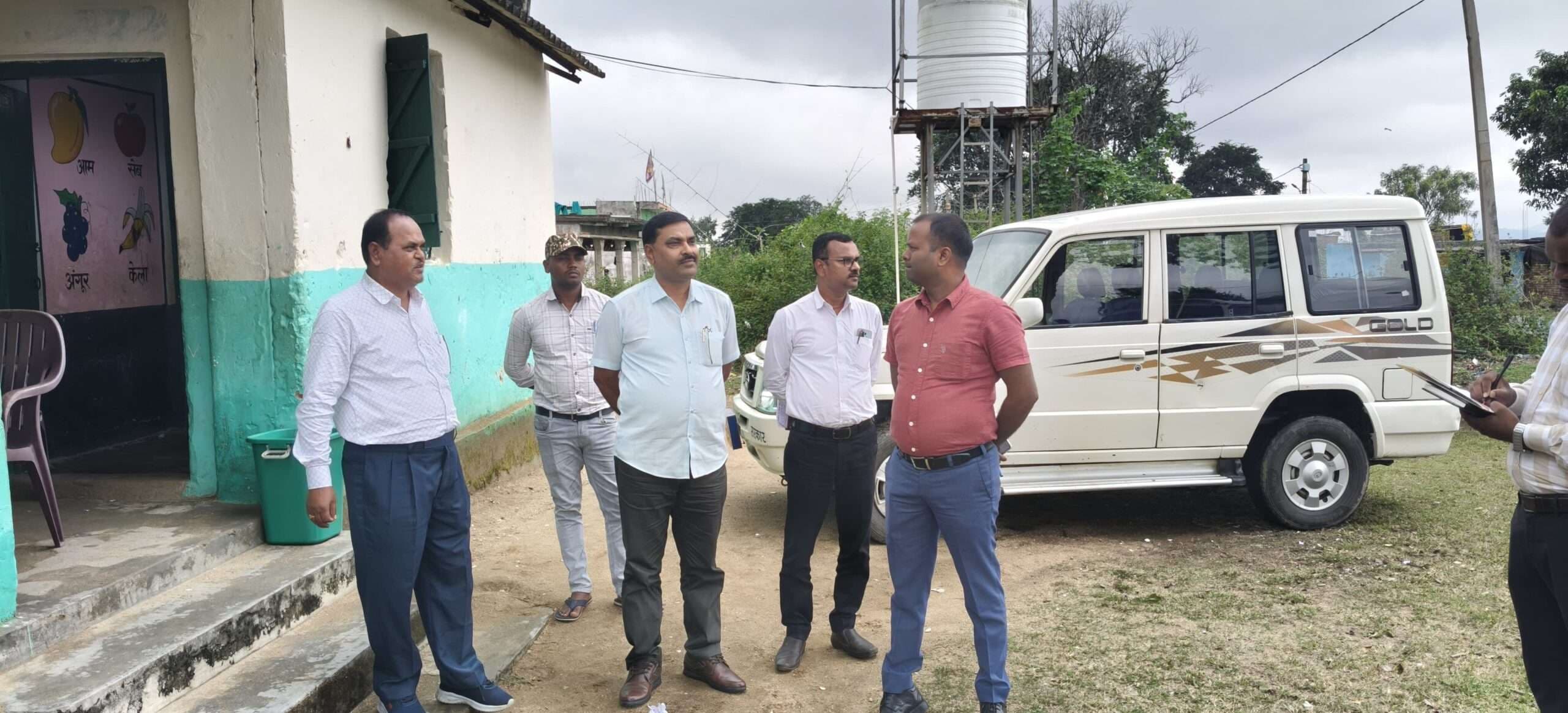 Giridih News :चहारदीवारी निर्माण को ले अधिकारियों ने किया विद्यालय का निरीक्षण