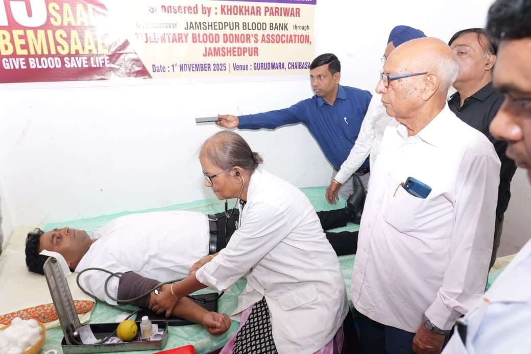 Chaibasa News : डीसी ने रक्तदान कर किया जागरूक