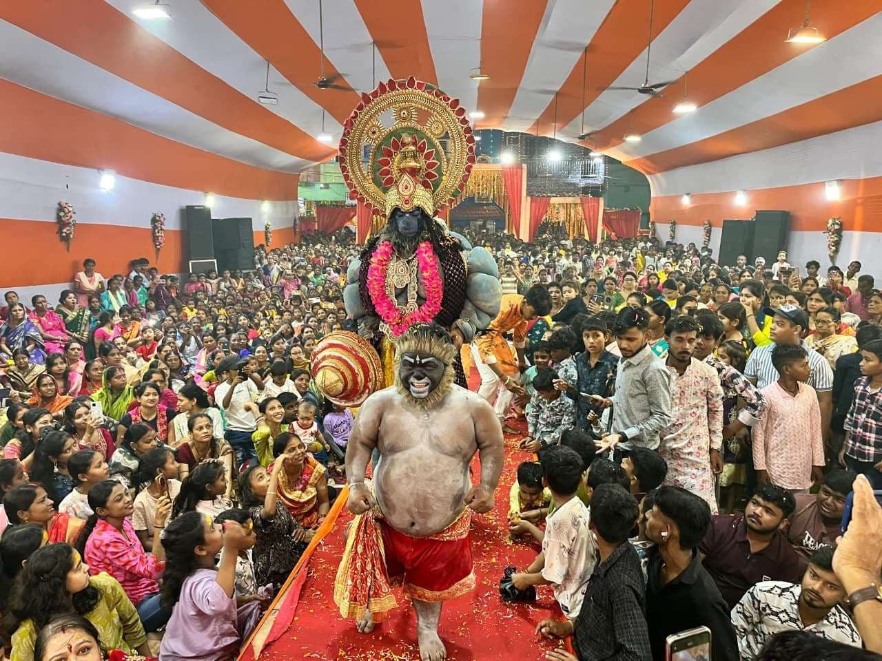 Seraikela Kharsawan News : भजनों की वर्षा से सराबोर हुआ शहर, झूम उठे श्रद्धालु