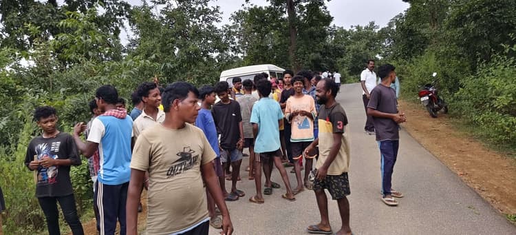 Chaibasa News : गोइलकेरा में एनएच-320डी के पास 21 हाथियों का डेरा, दहशत