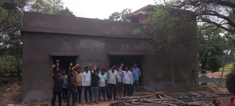 Giridih News : काम घटिया होने का आरोप लगा ग्रामीणों का हंगामा