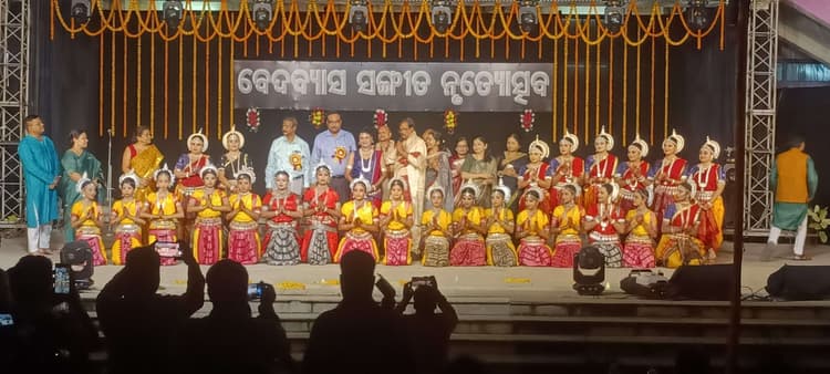 Rourkela News : ओडिशी, पश्चिम बंगाल का लोकनृत्य व झारखंड के आदिवासी नृत्य ने मन मोहा