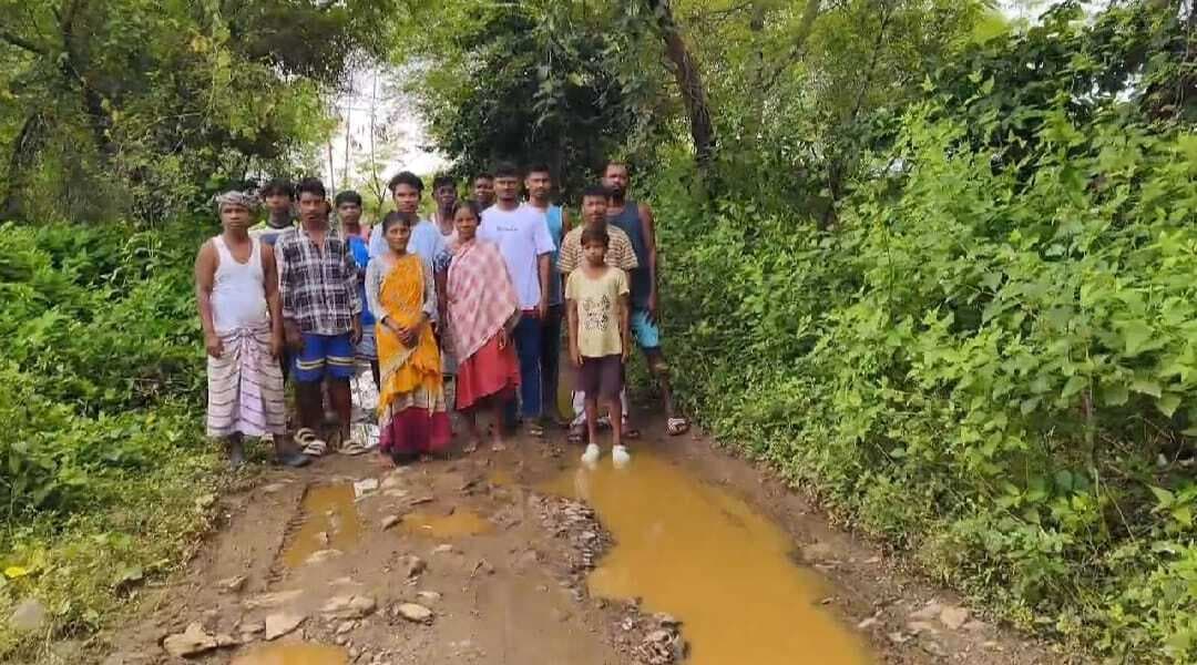 East Singhbhum News : बैलगाड़ी चलने लायक भी नहीं है सड़क, रोज हो रही दुर्घटना