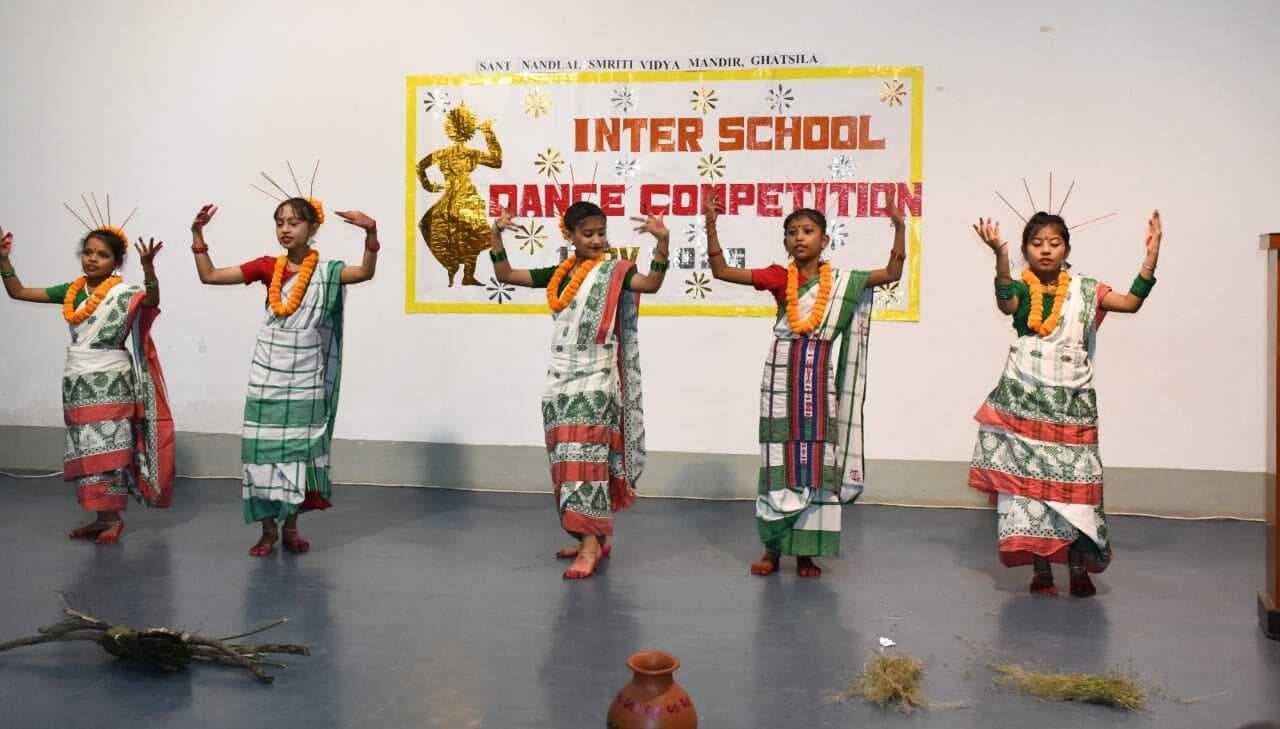 East Singhbhum News : समूह नृत्य प्रतियोगिता में संत नंदलाल विद्या मंदिर विजेता