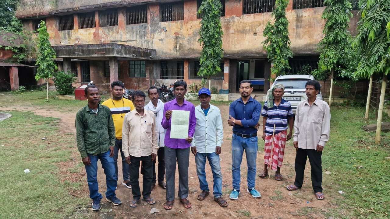 East Singhbhum News : बरसात में सड़क डूबने से ग्रामीण परेशान, पुलिया निर्माण की मांग