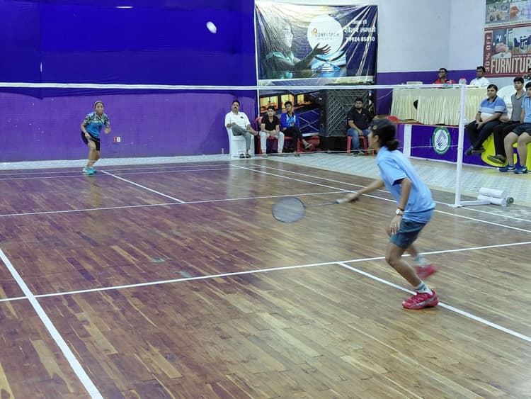 Dhanbad News: धनबाद, बोकारो, गिरिडीह, लातेहार व गुमला की टीमें सेमाइफाइनल में पहुंचीं