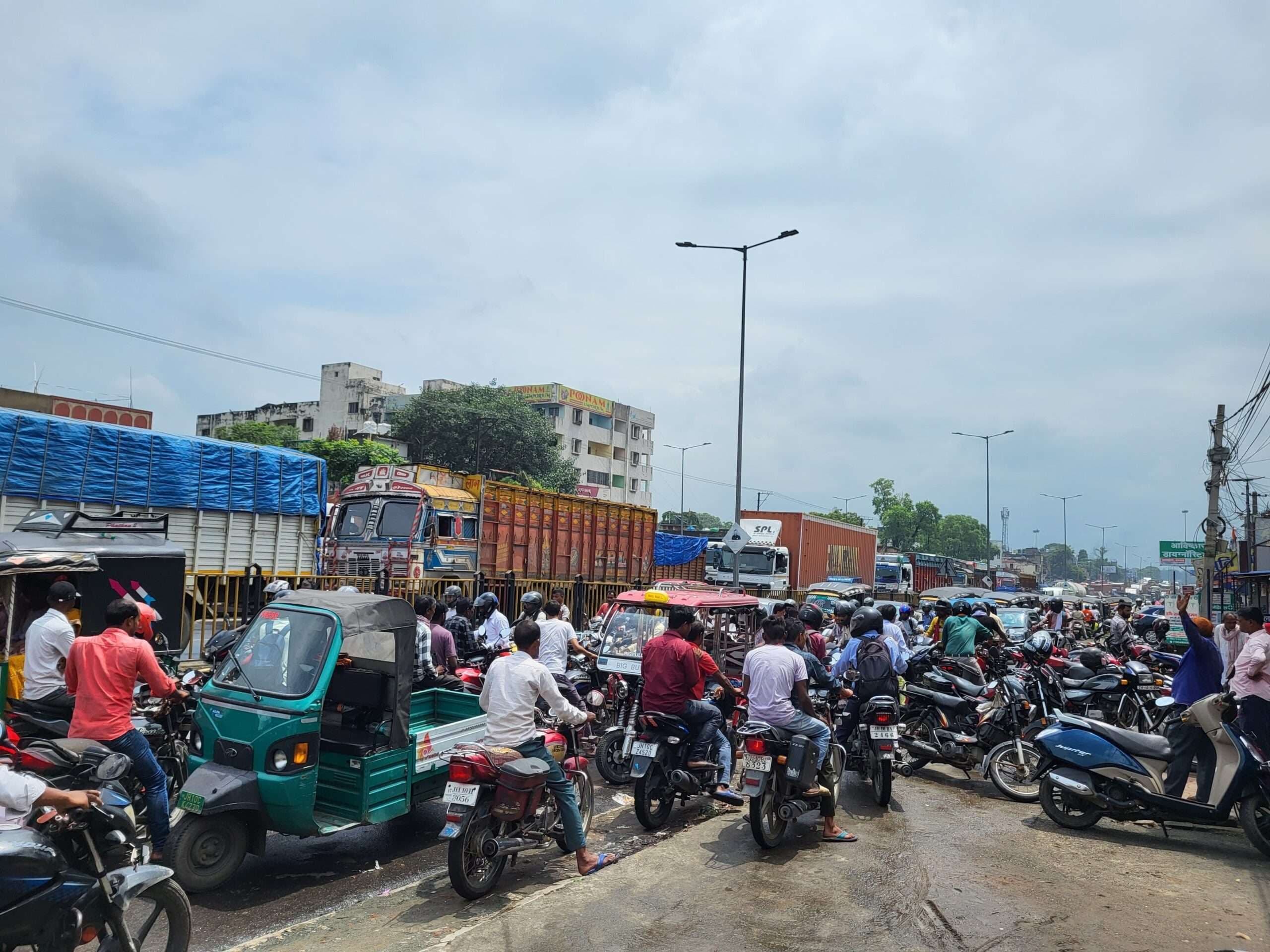 Dhanbad News: छह घंटे जाम रहा जीटी रोड, रेंगते रहे वाहन