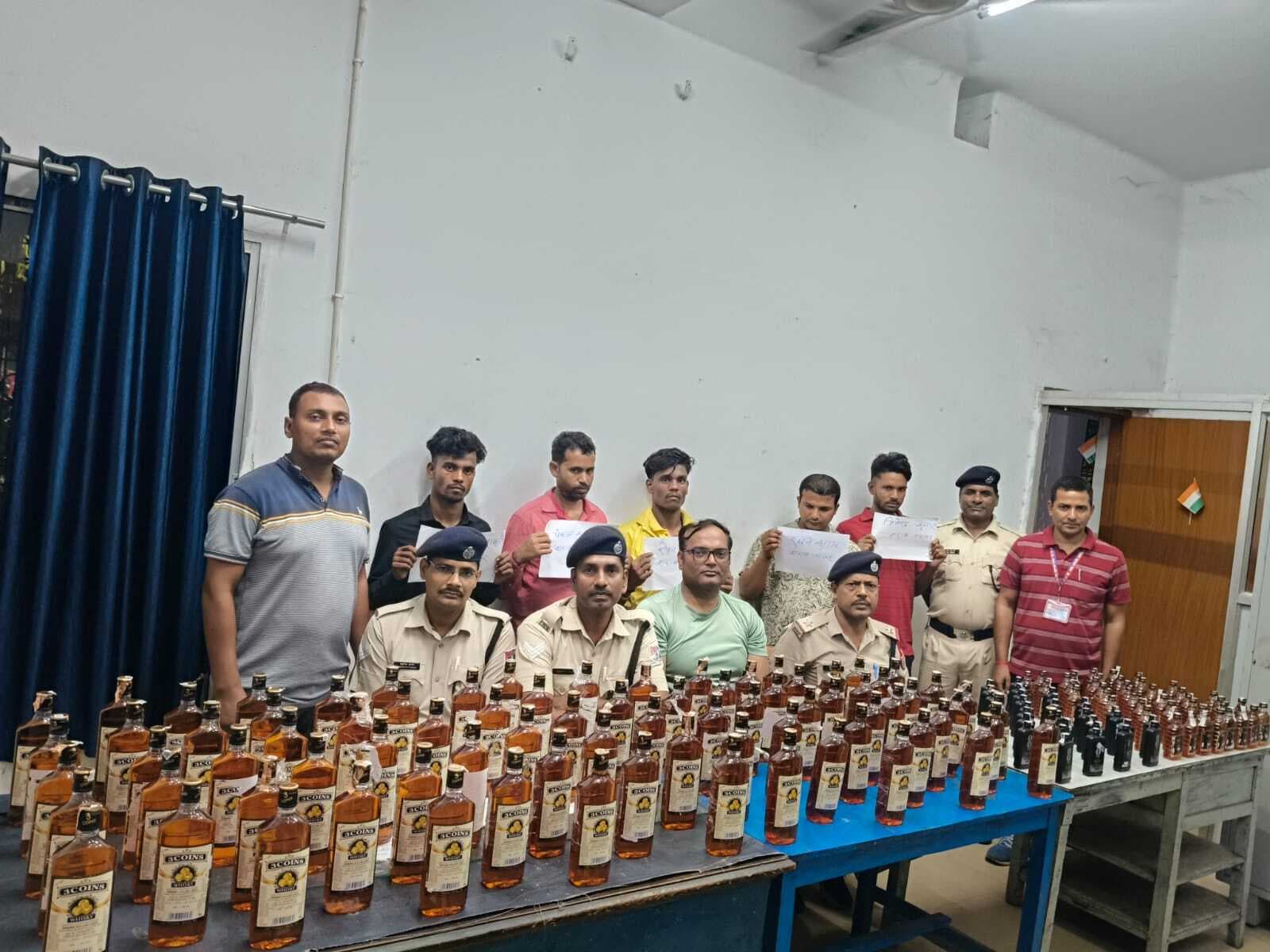 Dhanbad News: तेतुलमारी स्टेशन से 165 बोतल शराब के साथ पांच गिरफ्तार